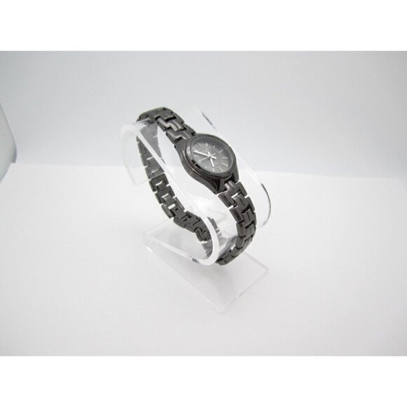 Women QMax Quartz WR Analog 25mm Dial Causal Round Watch (F637) - Picture 4 of 10